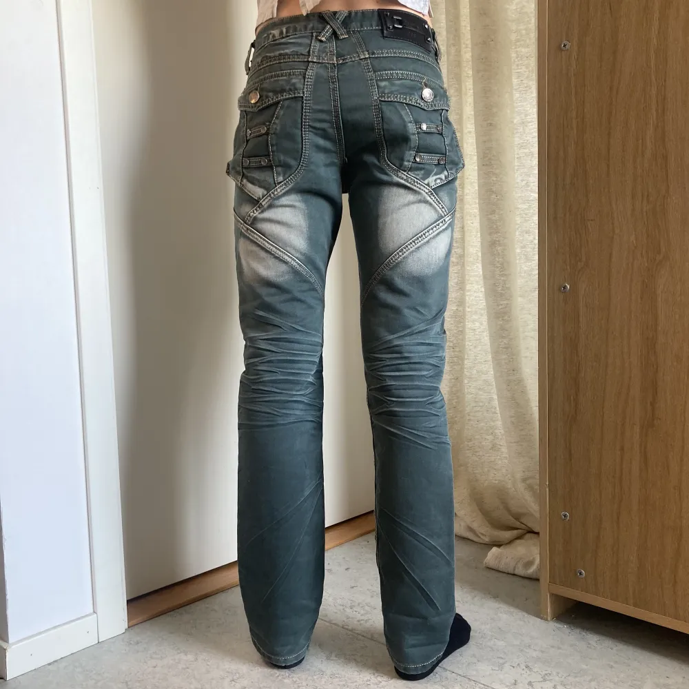 ett par nice gröna y2k jeans.   sömmen ovanför dragkedjan har spruckit lite men påverkar inte funktionen. storlek W29.  mått rakt över midja 39 cm, innerbenslängd 80 cm.  modellen är 181 cm och har storlek W30.  använd gärna köp nu! endast frakt:) . Jeans & Byxor.