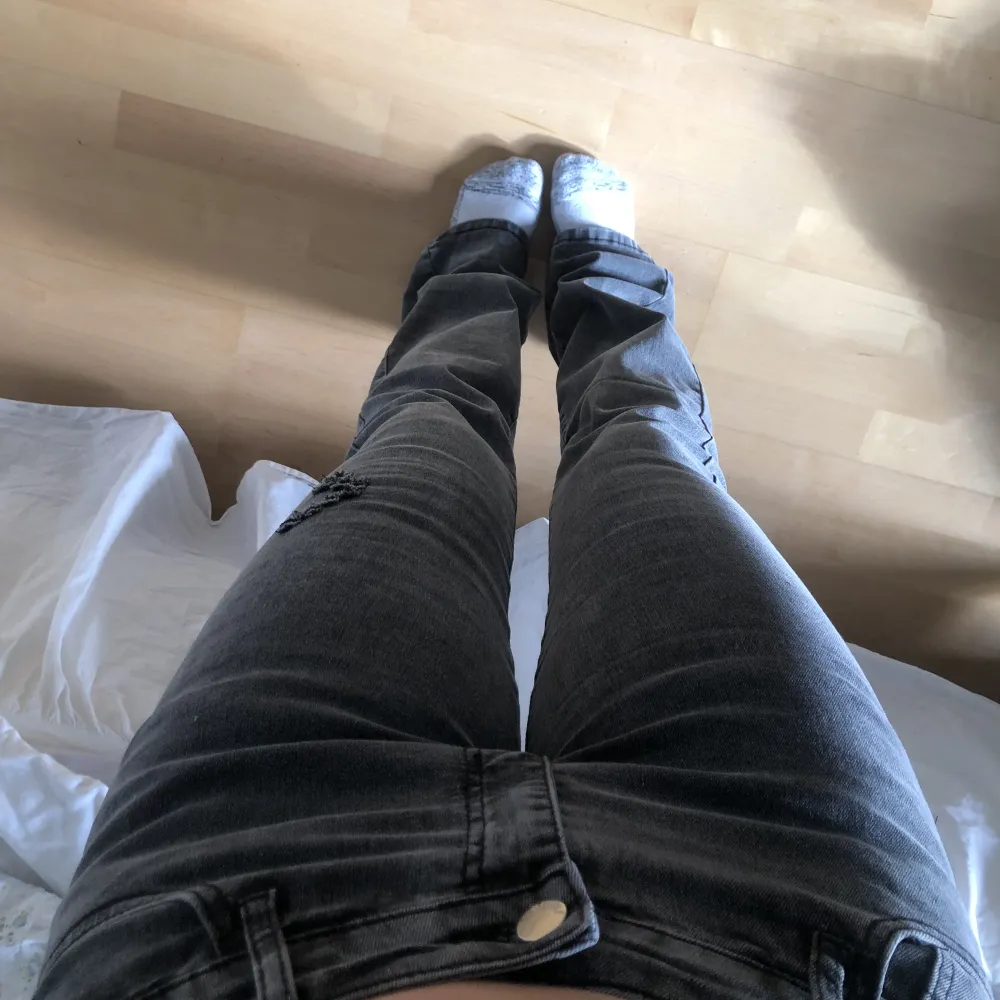 Jättefina jeans, helt nya, jättesköna och stretchiga så de sitter som en smäck! Säljer då de är lite för långa på mig som är 163cm. Jeans & Byxor.