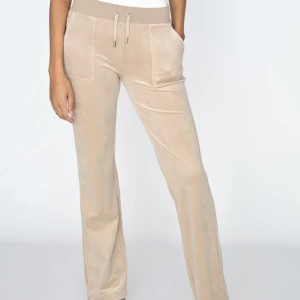 Beiga juicy byxor  - Hej säljer mina beiga juicy byxor aldrig använda, eller om någon vill byta mot bluefog i xxs skulle de va toppen skicka på sms för fler bilder eller information❤️