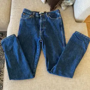Säljer mina fina zara jeans i en slim model och mid waist eftersom de ej kommit till användning. Jeansen är i nyskick och endast använda fåtal gånger. 😇 skriv privat för fler bilder!💞  Öppen för bud!😊😊🌟