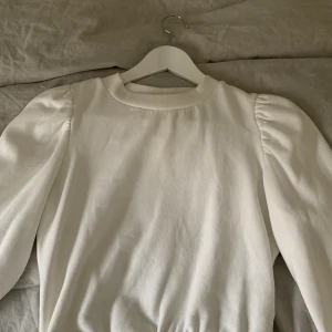 Vit tröja - Superfin tröja från hm, knappt använd. Storlek xs. 💕