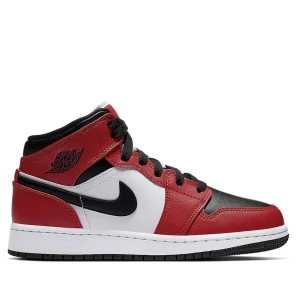 Air Jordan 1 Mid Chicago Black Toe - Säljer dessa skit snygga Jordan 1 pga dom är lite för småa så då kommer dom inte till användning så dom är som nya. Köpa för 3000kr säljer för 1500. Kartong med följer. Skriv ifall ni är intresserade av egna bilder💓