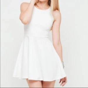 Vit klänning - Vit klänning perfekt för student, skolavslutningen och konfirmation!☀️ Storlek 34 från H&M där den är slutsåld.