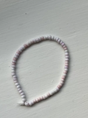 Midsommar armband  - Random planerade pärlor i pastellfärger (se bild 3) Storlekar & pris (inklusive frakt) XS, 13-14,9 cm (21kr) S, 15-16,9 cm (21kr) M, 17-18,9 cm (22kr) L, 19-21,9 cm (23kr)