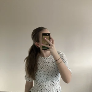 Prickig 3/4 ärmad blus/top - Vit och svartprickig top/blus. Materialet är tunt. Den är från ginatricot och köpt för några år sen, men bara använd en eller två gånger💋