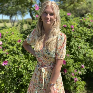 Sommarklänning  - Superfin sommarklänning från Gina Tricot💖 Endast använd ett fåtal gånger, så väldigt fint skick. Hör gärna av dig vid frågor<3