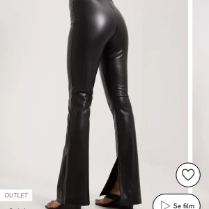 NLY Skinnbyxor - byxorna är använda 1 gång och det var för att testa dem på mig. Tyvärr är längden på dem lite för lång på mig men passar människor som är längre än 155 cm. Köpte dem för 350kr men säljer så klart för billigare!