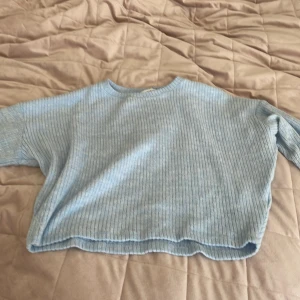 Tröja  - Blå tröja från h&m jag har aldrig andvänt den 