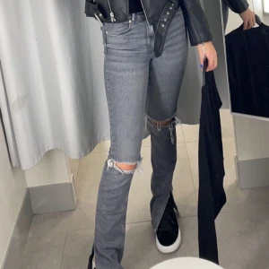 Jeans från Zara med slits - Snygga gråa jeans från zara, med slits! Säljer dem för dem är för små för mig. Använd fåtal gånger, i bra skick 😍