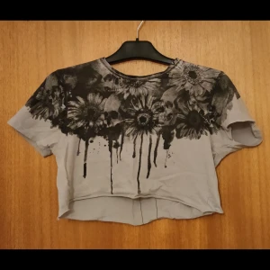 Croptop - En croptop som jag klippte själv. Ganska så kort. Från new yorker