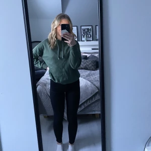 Grön hoodie - Säljer denna mörkgröna hoodie ifrån new yorker då den inte används. Storleken är S men sitter som M.