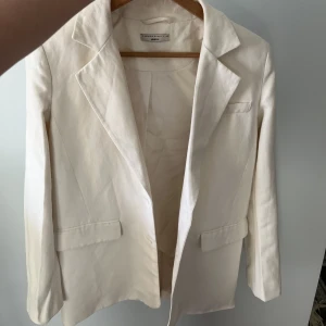 Kavaj - Superfin kavaj från ginatricot, säljes pga för liten. Använd två gånger! Superbra skick!  Material: linnetyg 