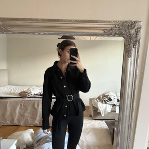 Svart jeans jacka - Svart jeansjacka med bälte från nakd influenser kollektion!