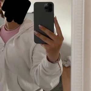 Vit basic kofta från Cubus - Vanlig vit kofta som inte kommer till användning, inte använt på länge så väldigt bra skick! köparen står för frakten.