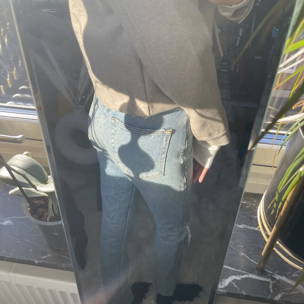 Säljer dessa mom/ straight fit jeans ifrån Gina tricot! Har även ett par likadana i storlek 40 inne! Väldigt fint skick🫶🏻använd gärna köp nu!. Jeans & Byxor.
