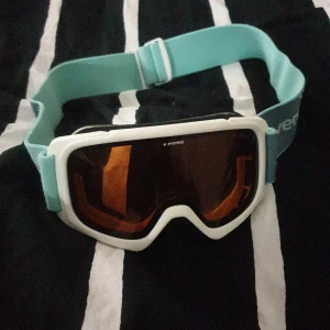 Slalom Glasögonen ☆ Everest - Hej jag säljer ett par slaloms glasögon från everest går att systers storleken på dom. Inga skadot på dom.  