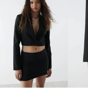 Gina tricot kjol - Svart minikjol från Gina i nyskick. Helt slutsåld