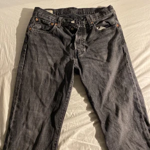 Svarta Jeans - Säljer mina Levis jeans då de är för små. Cond 9/10. Pris kan diskuteras. Skriv om ni har frågor 