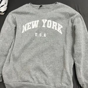 Sweatshirt - Sweatshirt från Shein som har tyvörr blivit för kort vid armarna. Sweatshirten är också i ett jätte bra skick💗