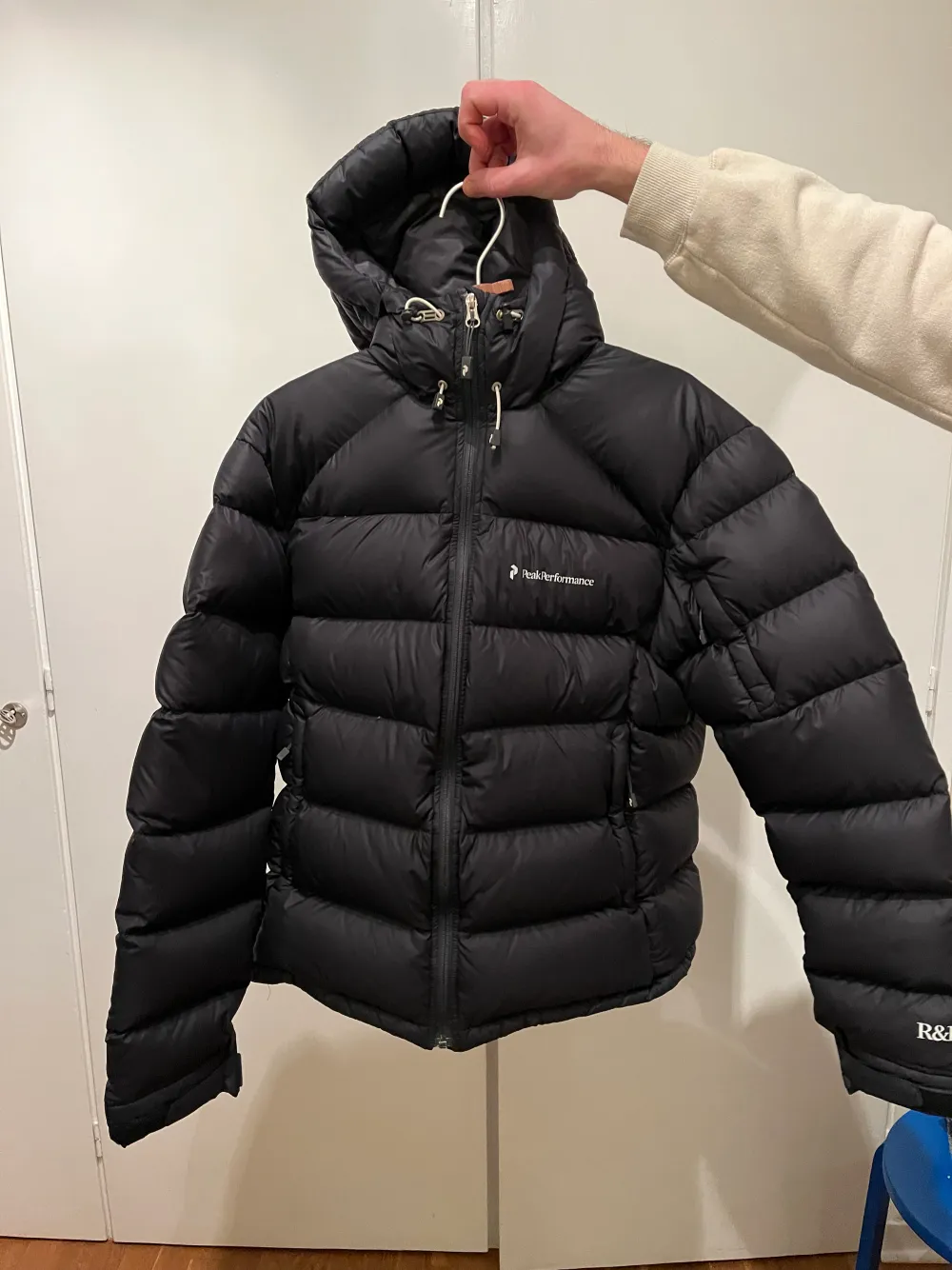 Svart dunjacka från Peak Performance Dam. Strl L. Mycket fint skick! Knappt använd. Nytvättad.   Finns idag i uppdaterad design:  https://www.peakperformance.com/se/sv/product/w-frost-down-jacket-g77898.html?utm_source=google&utm_. Jackor.