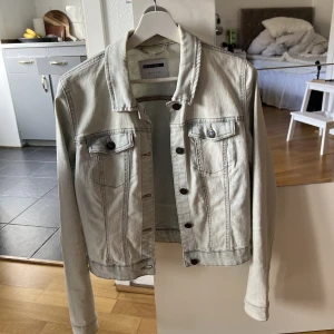 Jeans jacka - Jeans jacka i storlek XS