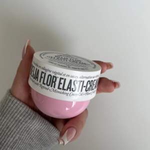 Säljer denna oöppnade nya krämen från Sol De Janeiro i doften ”Beija Flor” (75 ml). Ogillade doften, därför säljs den🤍