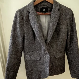 Kavajer  - Kavajer i fint skick. Svart är en blazer strl 34 155kr, grå är av tjockare tyg. Kan användas som vårjacka pris 275kr strl 36