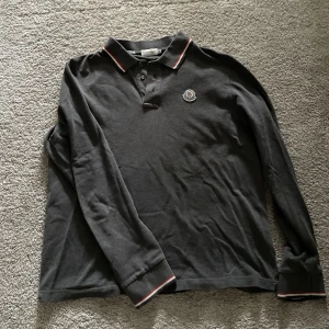 Moncler pike - Hej! Säljer nu min jättefina moncler pike i storlek XL, modellen är slimfit och sitter perfekt på mig som är 180. Skriv vid frågor! Pris går och diskutera!