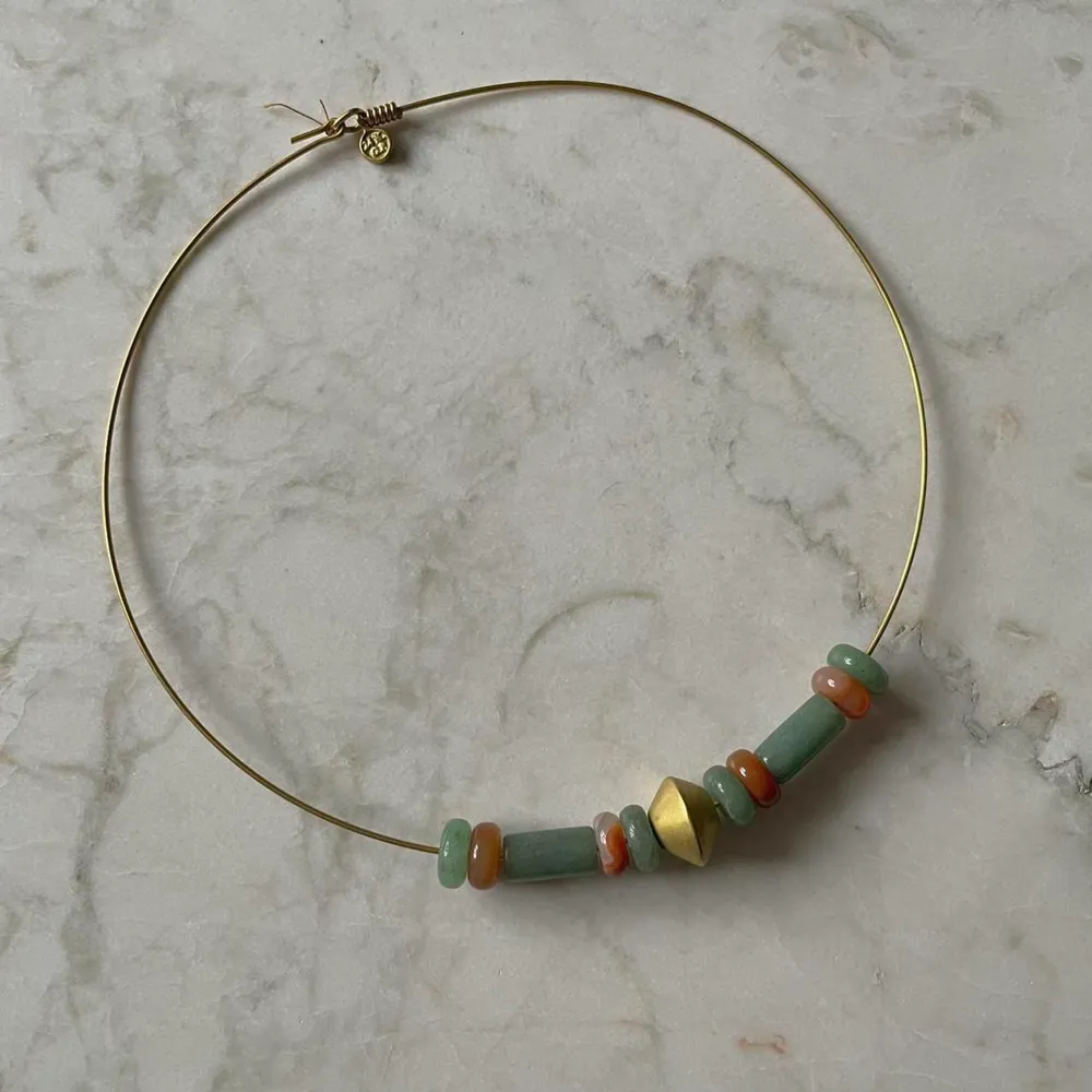 24K Gold Plated Stone Necklace  Hoop Necklace with jade stone and golden beads  gently worn. Accessoarer.