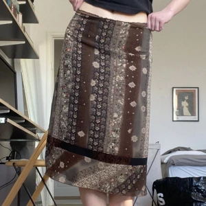 Kjol - Vintage mönstrad midikjol med detaljer i sammet 🤎 lite insydd och vikt i midjan, annars superbra skick! Märkt storlek 40, passar S-M.