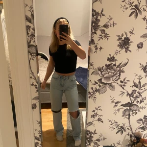 Hög midjade jeans från Gina!  - Snygga ljusblå jeans från Ginatricot! I väldigt bra skick och sitter väldigt fint💖👏🏻🥰100kr+frakt 