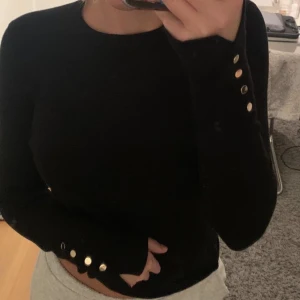 Svart långärmad tröja  - Jag säljer nu denna superfina och populära tröja ifrån zara som har guldknappar💕den är i nyskick och säljer för jag inte använder den!💕