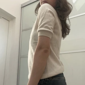 Cashmere T-shirt  - Säljer min vita kashmir t shirt från hm. Den är i bra skick men har använts ett antal gånger. Storlek XS men skulle säga stor för sin storlek!❤️