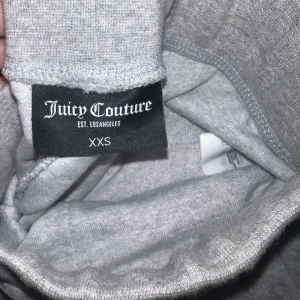 Gråa Juicy Couture byxoe - Jätte fina och mysiga men tyvärr för små för mig 💕💕 Köpta för ca ett halvår sedan och använda ett fåtal gånger💕