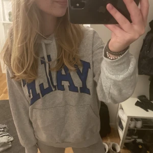 Hoodie - Grå hoodie med tryck köpt på Hm! 