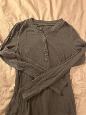 Vanlig tröja med knappar - En basic brun tröja med knappar. Använd några gånger. Fint skick, inget fel med den. Säljer på grund av att den inte kommer till användning längre. Orginalpris: 139kr.