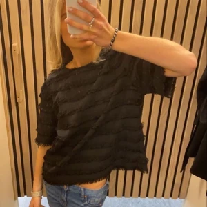 Höjde pris pgr för många intresserade ! - Säljer denna jätte eftertraktade slutsålda topp ifrån hm! Finns inte att få tag i! Inga defekter, storlek 36 så S/M ❤️ har inte mer bilder! Första 2 bilder lånade. Buda!! Bud nu:350kr!