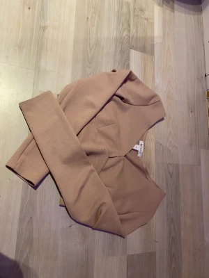 Nylone topp - Lång armad Crop top från nlyone! Nästan helt oanvänd! 