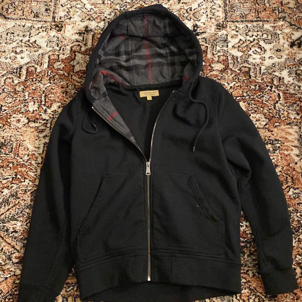 Säljer min burberry kofta som jag köpt av en vän, säljer den då den inte kommer till använda längre. Storlek S men passar även M (FAKE) ( FÖRSÖK INTE GÅ NER I PRIS). Hoodies.