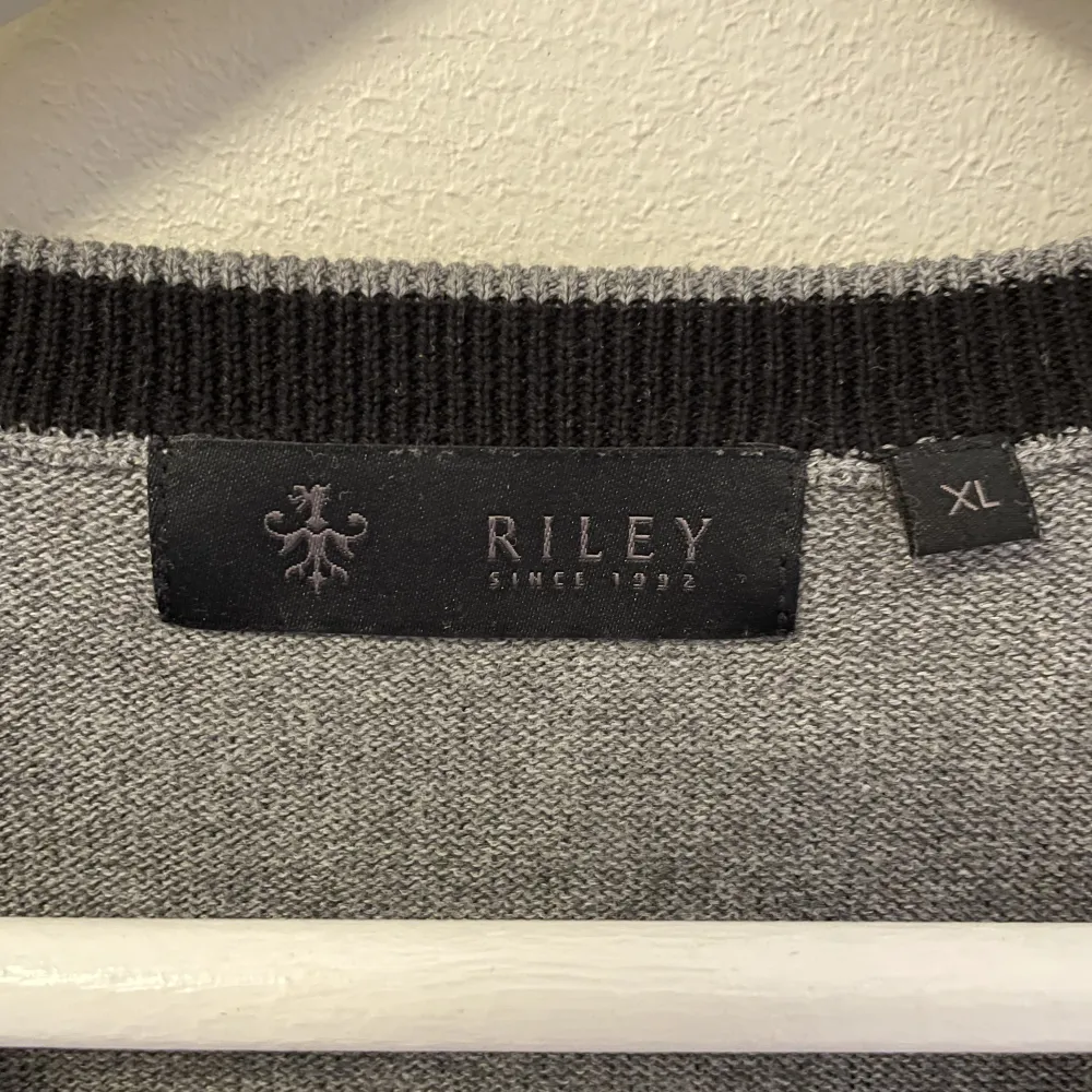 Riley tröja i storlek XL. Knappt använd och är i väldigt bra skick. Pris kan diskuteras. Kan mötas upp men köparen står för frakt.. Tröjor & Koftor.