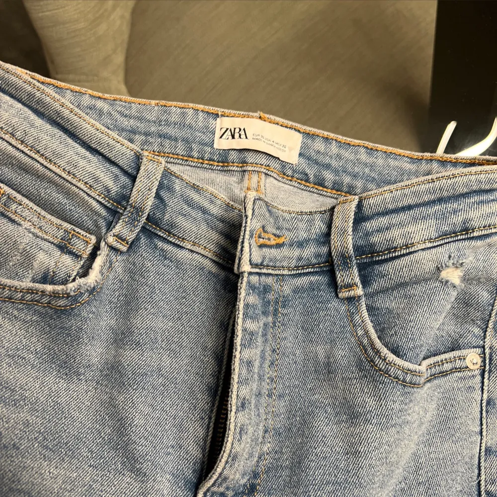Jeans från Zara storlek 36 alltså ungefär Xs och S. Använda en gång, felfria.. Jeans & Byxor.