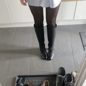 svarta boots - Älskar dessa de är verkligen de perfekta bootsen, inget fel på de och de ser nya ut förutom på undersidan. Säljer då de inte kommit till användning och känner att de inte förtjänar att sitta i garderoben. Intresse eller frågor skriv ❤️