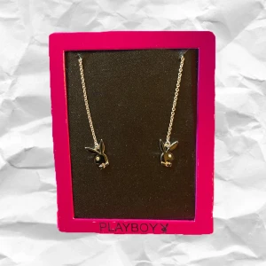 Playboy örhängen  - Säljer dessa Playboy örhängen för att jag använder dem inte! Hör av dig vid frågor/mer bilder ! säljer för 80kr + frakt ! ❤️ ( tryck ej på köp nu ) 