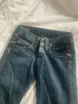Lee jeans - Drömjeansen som jag tyvärr är tvungen att sälja pga av de är för små🥲skulle säga att de är mer en w26 än w27 som d står på dem! Lågmidjade o raka i benen💕