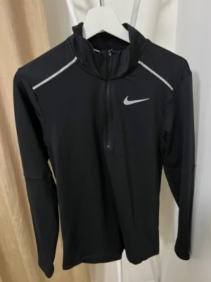 Nike tränings tröja strl S - Nike tränings tröja strl S mycket god skick och skön för träning! Jag står för frakten med kvitto och spårningsnummer. Inga returer