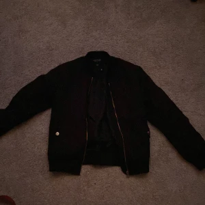 Boomer jacka - Svart boomer jacka. Storlek 150 men passar även mig som har storlek S/XS. Köparen står för frakten 💞💞