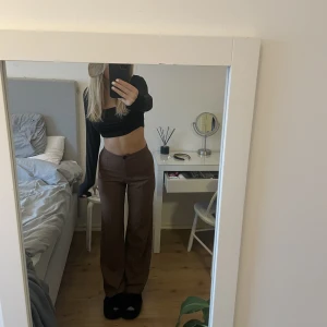 Bruna kostymbyxor S.34 - Bruna behrska kostymbyxor som är slutsålda. Storlek 34 och sparsamt använda. 150 Kr   Köparen står för frakten 