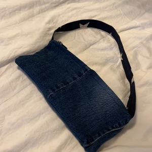 Jeans väska med stjärn band  - En väska jag gjorde på syslöjden men inte riktigt är min stil så jag tänkte att jag säljer den. Inget speciellt märke eller storlek. 