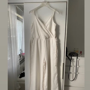 Byxdress - Vit byxdress i storlek 36.