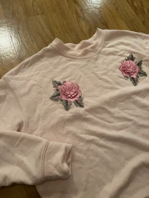 Crewneck sweater - Ljusrosa tjocktröja med detaljer Oanvänd  Strl S
